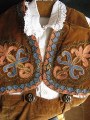 Ancien costume de petit garçon en velours brodé