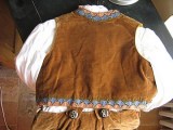 Ancien costume de petit garçon en velours brodé