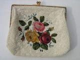 Pochette perlée aux roses